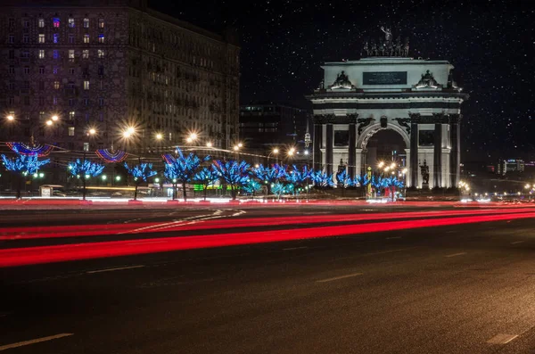 クリスマス モスクワ ロシアのクトゥゾフ アベニューの凱旋門 — ストック写真