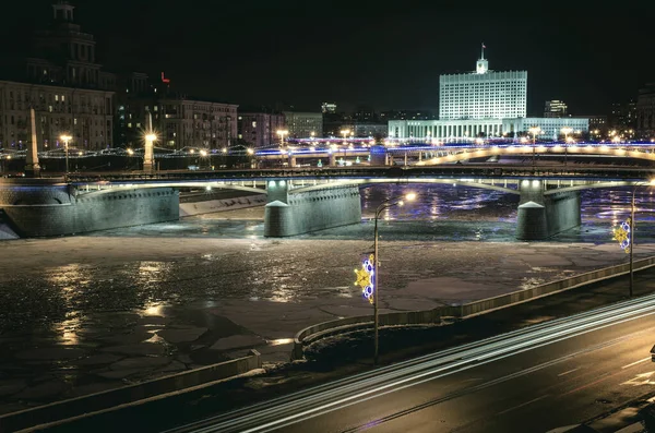 モスクワ川クラスノプレンセンスカヤ堤防の夕景 — ストック写真