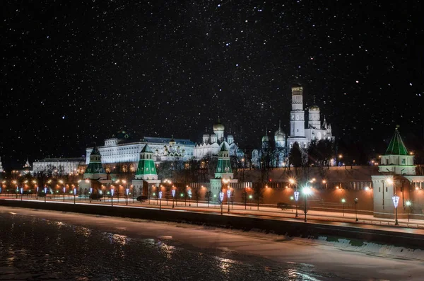 View Kremlin Wall Towers Moskva River Embankment Winter Night Christmas — Stock Photo, Image