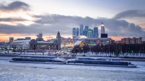 Abendlicher Blick Auf Den Moskauer Fluss Krasnopresnenskaja Stockfoto