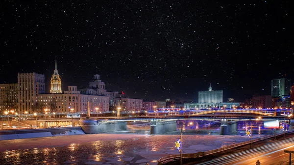 Abendlicher Blick Auf Den Moskauer Fluss Krasnopresnenskaja lizenzfreie Stockbilder