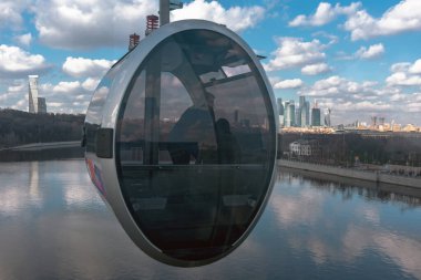 MOSCOW, RUSSIA - 21 Şubat 2020 Moskova 'da Moskva (Moskova) nehrinin üzerinden geçen ilk tramvaydaki bir kulübeden görüntülendi).