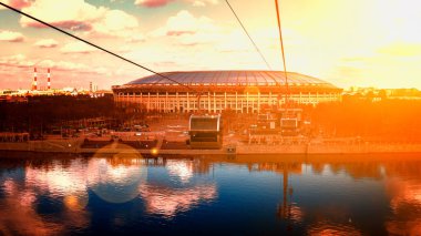 MOSCOW, RUSSIA - 21 Şubat 2020 Moskova 'da Moskva (Moskova) nehrinin üzerinden geçen ilk tramvaydaki bir kulübeden görüntülendi).