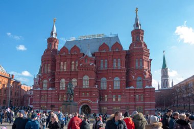 Yeni yıl dekorasyonu, Moskova 'da Noel süsü, Rusya. Yılbaşı ağaçları, mevsimlik pazar, Manezhnaya Meydanı 'nda panayır. Tatil havası. Atlıkarınca, döner kavşak