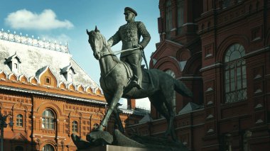 MOSCOW, RUSSIA - 22 Şubat 2020: Moskova 'daki Manege Meydanı' ndaki Mareşal Georgy Zhukov Anıtı