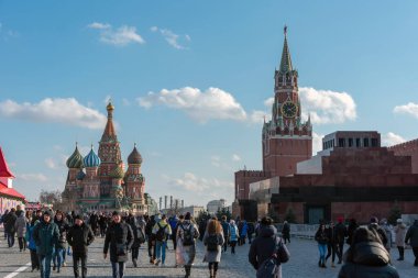 Moskova, Rusya - 22 Şubat 2020: Güneşli bir kış gününde insanlar Kızıl Meydan 'da yürüyor.