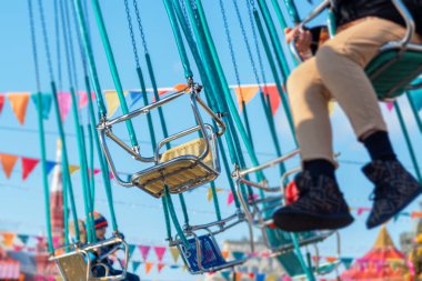 Moskova 'da Noel süslemeleriyle süslenmiş kırmızı meydandaki atlıkarınca belirsiz insanlarla, Rusya