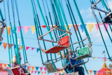 Moskova 'da Noel süslemeleriyle süslenmiş kırmızı meydandaki atlıkarınca belirsiz insanlarla, Rusya