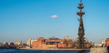 MOSCOW, Rusya-22 Şubat 2020. Gökyüzü bulutsuz güneşli bir günde Büyük Peter 'ın 98 metrelik anıtı..