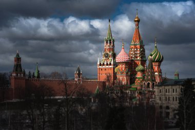 St. Basil Katedrali ve Moskova Kremlin, Rusya manzaralı Zaryadye Parkı manzarası. Baharda Moskova manzarası. Moskova Central Park 'ın güzel manzarası..