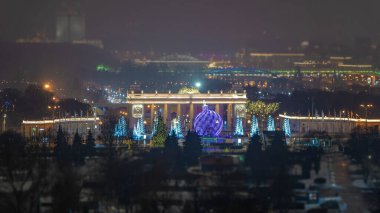 MOSCOW - 31 Aralık 2020: Gorky Park 'ın Moskova, Rusya' daki kapısı. Moskova 'nın göbeğindeki merkez parktır..