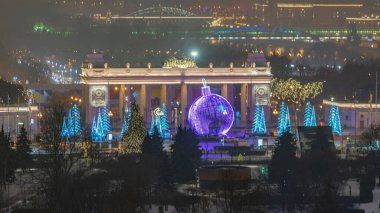 MOSCOW - 31 Aralık 2020: Gorky Park 'ın Moskova, Rusya' daki kapısı. Moskova 'nın göbeğindeki merkez parktır..