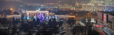 MOSCOW - 31 Aralık 2020: Gorky Park 'ın Moskova, Rusya' daki kapısı. Moskova 'nın göbeğindeki merkez parktır..