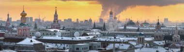 Moskova 'nın tarihi gökyüzü manzarası kışın. Güzel bir gökyüzü manzarasında kar, kızıl meydan, Moskova Üniversitesi, kiliseler ve katedraller, diğer Moskova binalarının çatıları ve binaları yer alıyor.
