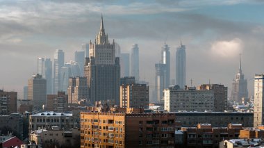 Moskova, Rusya - 18 Ocak 2021: Kurtarıcı İsa Katedrali 'nin gözlem güvertesinden kışın Moskova manzarası