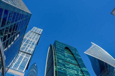 MOSCOW, Rusya - 02 Şubat 2021: güneşli kış gününde Moskova şehri. Moskova 'nın iş bölgesi, kış ışıklarının mavi tonuyla. Büyük bir şehirde güneşli bir gün..