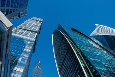 MOSCOW, Rusya - 02 Şubat 2021: güneşli kış gününde Moskova şehri. Moskova 'nın iş bölgesi, kış ışıklarının mavi tonuyla. Büyük bir şehirde güneşli bir gün..