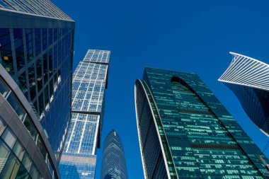 MOSCOW, Rusya - 02 Şubat 2021: güneşli kış gününde Moskova şehri. Moskova 'nın iş bölgesi, kış ışıklarının mavi tonuyla. Büyük bir şehirde güneşli bir gün..