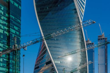 MOSCOW, Rusya - 02 Şubat 2021: güneşli kış gününde Moskova şehri. Moskova 'nın iş bölgesi, kış ışıklarının mavi tonuyla. Büyük bir şehirde güneşli bir gün..