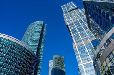 MOSCOW, Rusya - 02 Şubat 2021: güneşli kış gününde Moskova şehri. Moskova 'nın iş bölgesi, kış ışıklarının mavi tonuyla. Büyük bir şehirde güneşli bir gün..