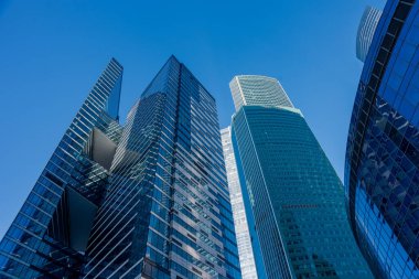 MOSCOW, Rusya - 02 Şubat 2021: güneşli kış gününde Moskova şehri. Moskova 'nın iş bölgesi, kış ışıklarının mavi tonuyla. Büyük bir şehirde güneşli bir gün..