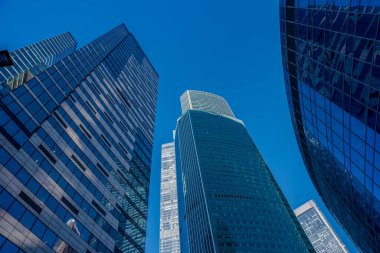 MOSCOW, Rusya - 02 Şubat 2021: güneşli kış gününde Moskova şehri. Moskova 'nın iş bölgesi, kış ışıklarının mavi tonuyla. Büyük bir şehirde güneşli bir gün..