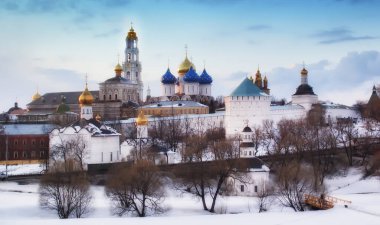 - Rusya. Moskova bölgesi. Sergiev Posad. Troitse-Sergieva Lavra Gün batımında. 