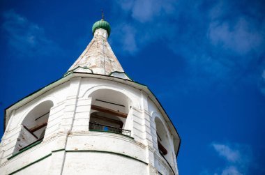 SUZDAL, RUSSIA - 08 Mart 2015: Rusya 'nın Suzdal kentinde kış günü. Altın Halka 'nın en popüler şehirlerinden biri.