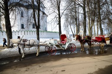 SUZDAL, RUSSIA - 08 Mart 2015: Rusya 'nın Suzdal kentinde kış günü. Altın Halka 'nın en popüler şehirlerinden biri.