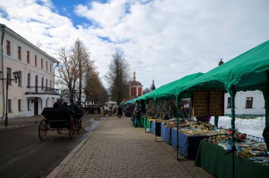 SUZDAL, RUSSIA - 08 Mart 2015: Rusya 'nın Suzdal kentinde kış günü. Altın Halka 'nın en popüler şehirlerinden biri.