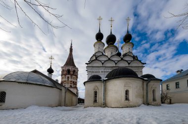 SUZDAL, RUSSIA - 08 Mart 2015: Rusya 'nın Suzdal kentinde kış günü. Altın Halka 'nın en popüler şehirlerinden biri.
