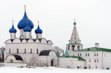 SUZDAL, RUSSIA - 08 Mart 2015: Rusya 'nın Suzdal kentinde kış günü. Altın Halka 'nın en popüler şehirlerinden biri.