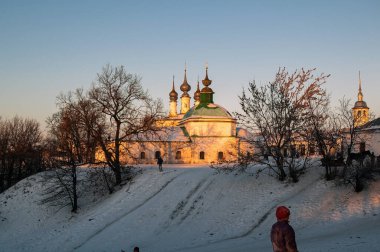 SUZDAL, RUSSIA - 05 Ocak 2008: Rusya 'nın Suzdal kentinde kış günü. Altın Halka 'nın en popüler şehirlerinden biri.