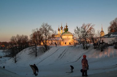 SUZDAL, RUSSIA - 05 Ocak 2008: Rusya 'nın Suzdal kentinde kış günü. Altın Halka 'nın en popüler şehirlerinden biri.