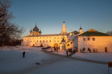 SUZDAL, RUSSIA - 05 Ocak 2008: Rusya 'nın Suzdal kentinde kış günü. Altın Halka 'nın en popüler şehirlerinden biri.