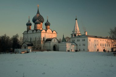 SUZDAL, RUSSIA - 05 Ocak 2008: Rusya 'nın Suzdal kentinde kış günü. Altın Halka 'nın en popüler şehirlerinden biri.