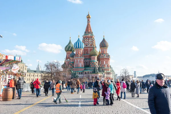 Moskau Russland Februar 2020 Menschen Gehen Einem Sonnigen Wintertag Über — Stockfoto