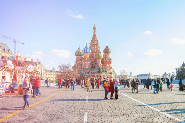 Moskau Russland Februar 2020 Menschen Gehen Einem Sonnigen Wintertag Über — Stockfoto