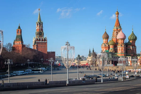 Moskau Russland Februar 2020 Menschen Gehen Einem Sonnigen Wintertag Über — Stockfoto