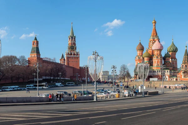 Moskau Russland Februar 2020 Menschen Gehen Einem Sonnigen Wintertag Über — Stockfoto