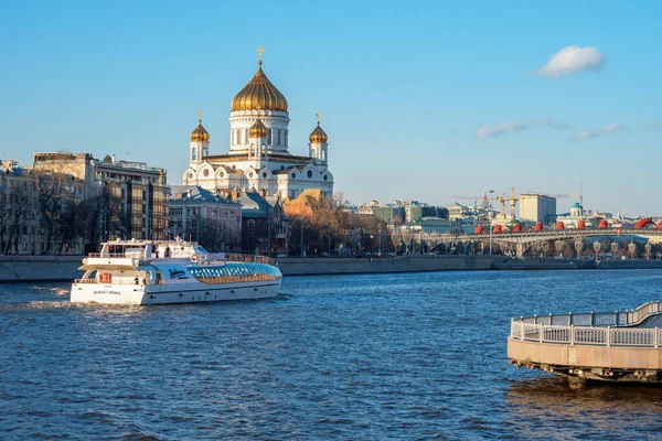 Moszkva Folyó Kilátás Athedral Krisztus Megváltó Távolban — Stock Fotó