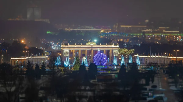 モスクワ 2020年12月31日 ロシアのモスクワで夜のゴーキー公園の門 モスクワの中心部に位置する中央公園です — ストック写真