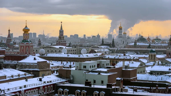 莫斯科市冬季的历史天际线全景 在美丽的空中城市景观上 有雪地建筑 红色广场的克里姆林塔 莫斯科大学 教堂和大教堂 政府大楼以及莫斯科其他建筑物的屋顶 — 图库照片