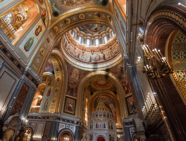 МОСКВА, РОССИЯ - 18 ЯНВАРЯ 2021: Внутри собора Христа Спасителя. Интерьер главного православного храма в России
