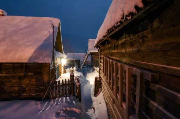 Snötäckt Byhus Kontrast Till Permregionen Ryssland Ryabinino Byn Vintern — Stockfoto