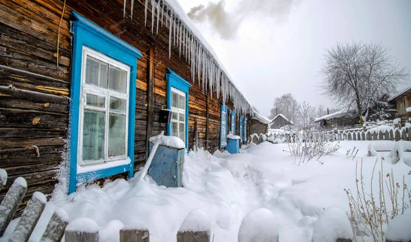 俄罗斯彼尔姆地区对面白雪覆盖的村舍 冬季的Ryabinino村 — 图库照片