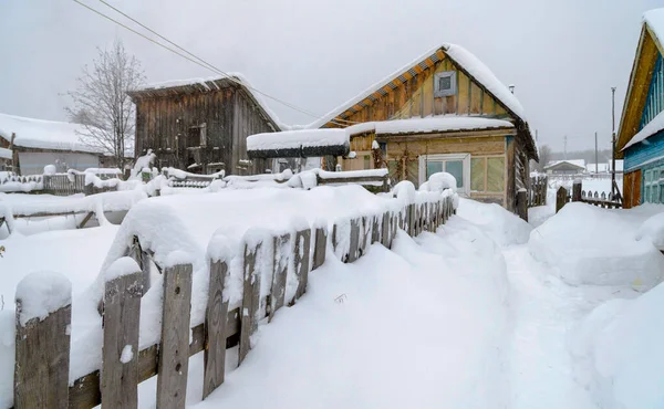 ロシアのペルミ地方の反対側にある雪に覆われた村の家 冬の間のリャビンノ村 — ストック写真