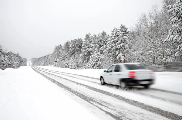 Strada Invernale Alberi Innevati Paesaggio Invernale Minimalista Alcuni Erano Russia — Foto Stock