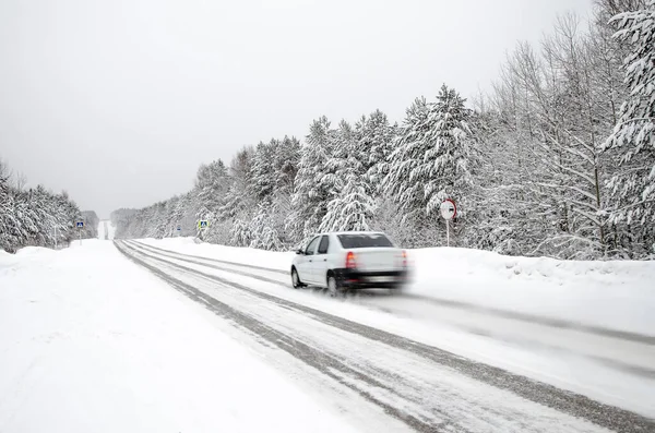 冬天的路和雪地的树 俄罗斯的冬季风景少之又少 — 图库照片