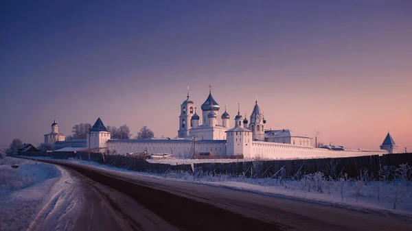 Pereslavl-Zalessky şehri. Ocak akşamında Nikitsky manastırı. Rusya 'nın en eskilerindendir.